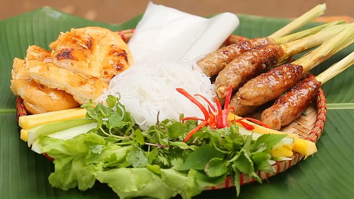 Description: Nem lụi nướng ăn km với rau sống cực kỳ thơm ngon (Ảnh: Foody.vn)